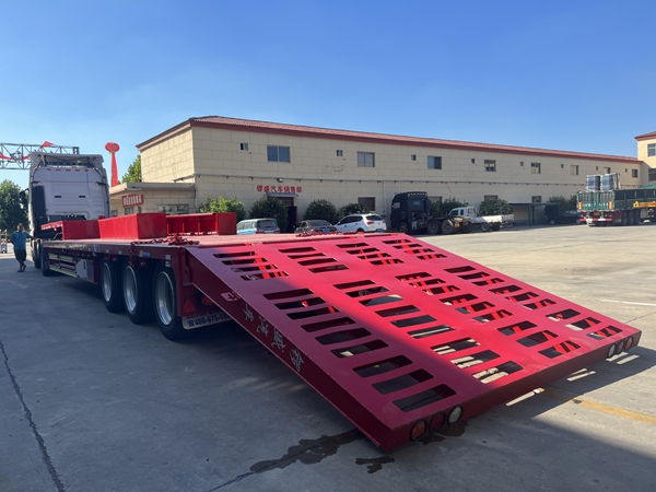 13.75米低平板運(yùn)輸半掛車廠家 13.75米低平板運(yùn)輸半掛車廠家
