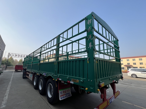 倉(cāng)柵式運(yùn)輸半掛車廠家